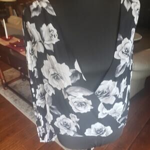 White‎ House Black Market 0 long sleeveblack and white